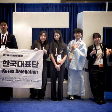 SuhJae wearing a blue Hanbok (도포, traditional Korean clothing) at the 2025 ISEF (International Science and Engineering Fair) in Ohio.